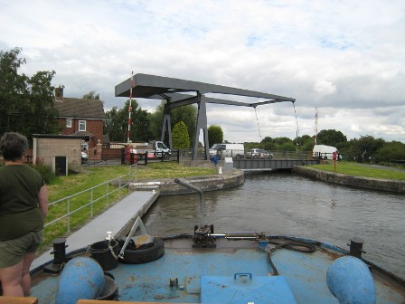 Lift bridge
